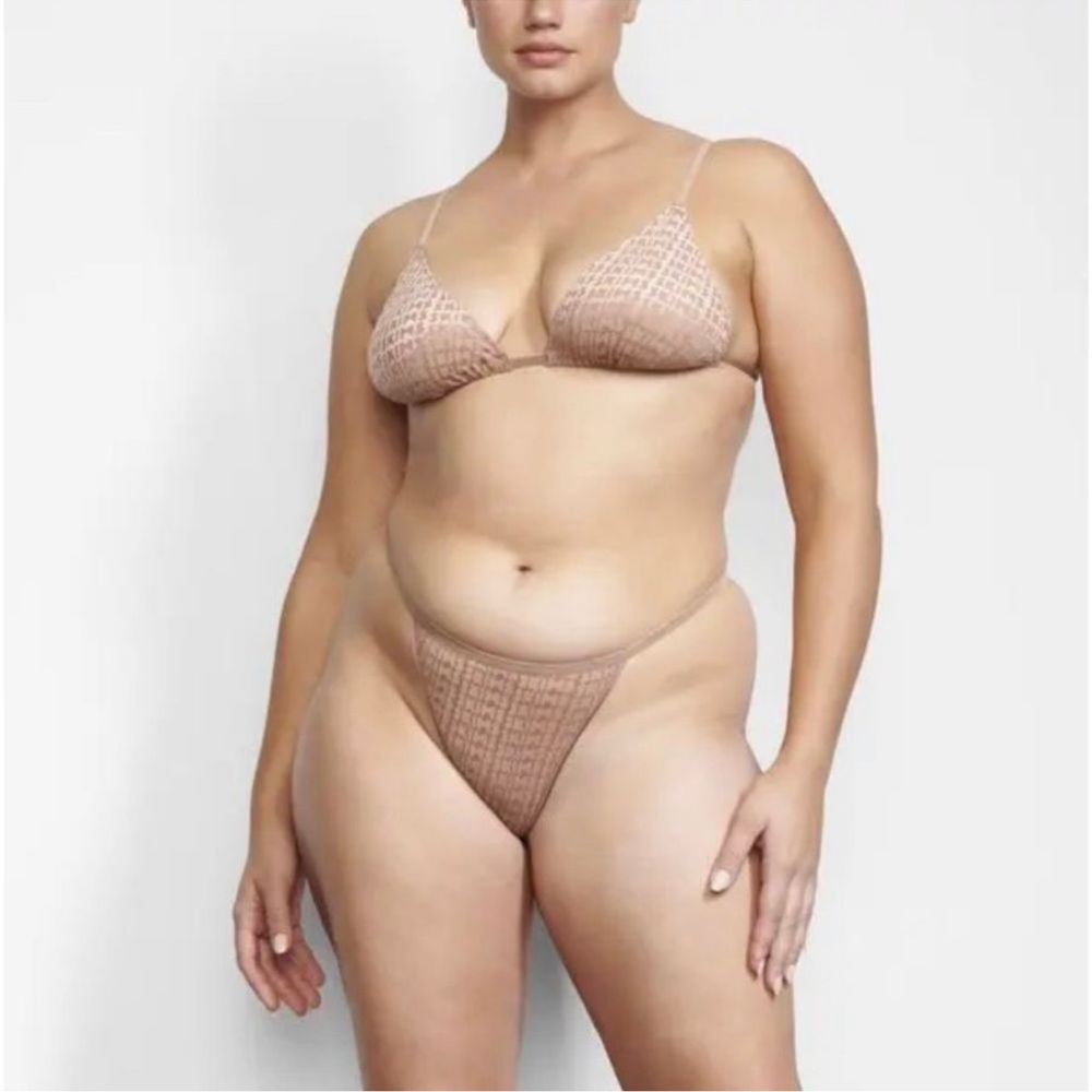 SKIMS Set Velvet Burnout Logo Bralette and T-String Panty Large